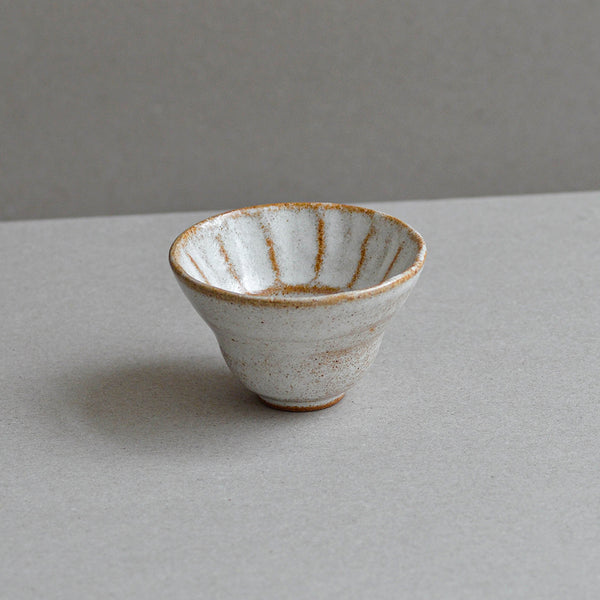 Nom Living - Stoneware Curve Condiment Bowl, Mini Facet close-up, Thin White